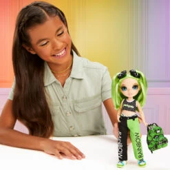 MGA Rainbow High Junior High Fashion Doll - Jade Hunter (Green) -Bester Spielzeug Geschäft mga rainbow high junior high fashion doll jade hunter green 9